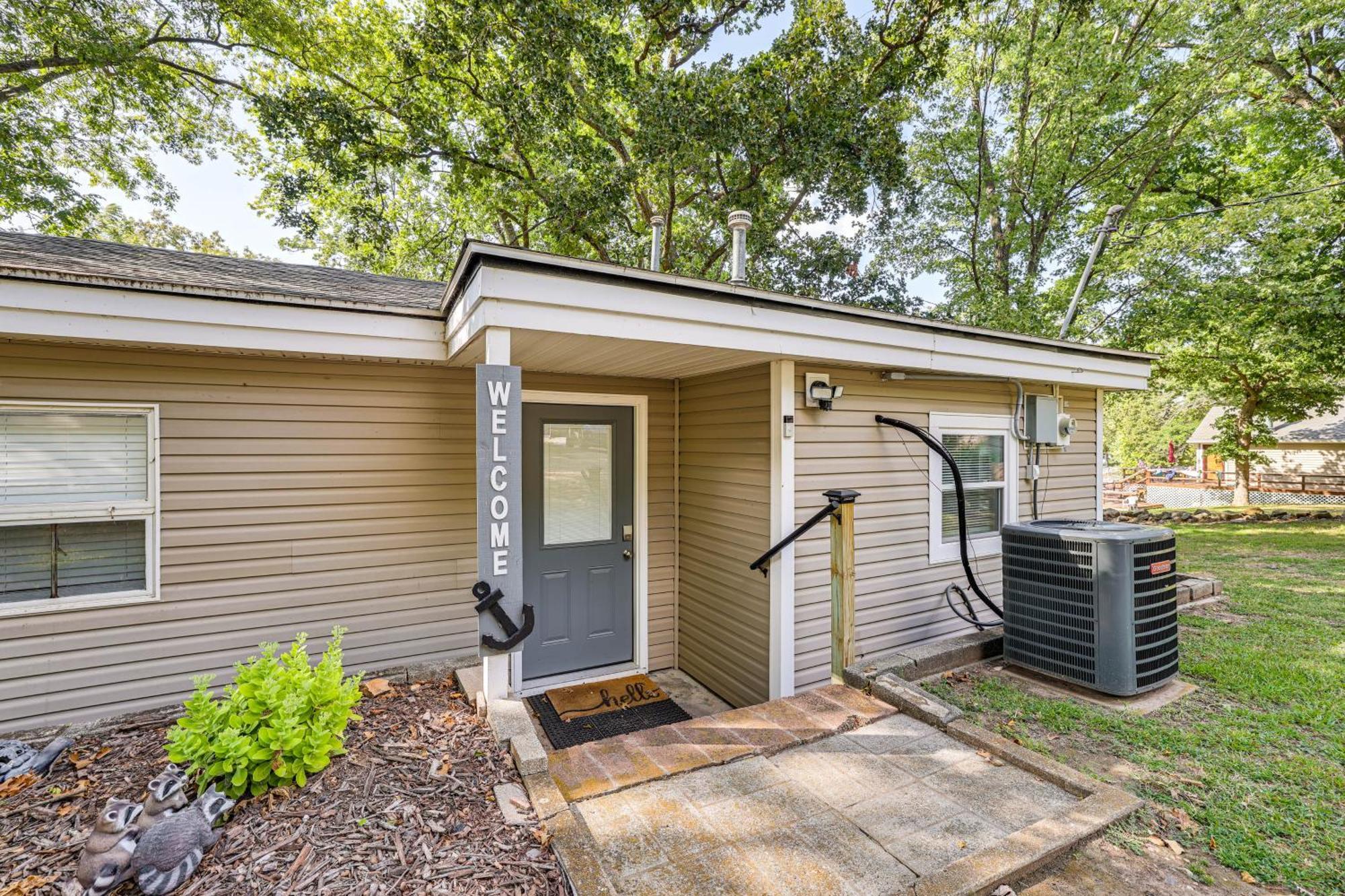 Grove Lakefront Cabin With Water And Dock Access! エクステリア 写真