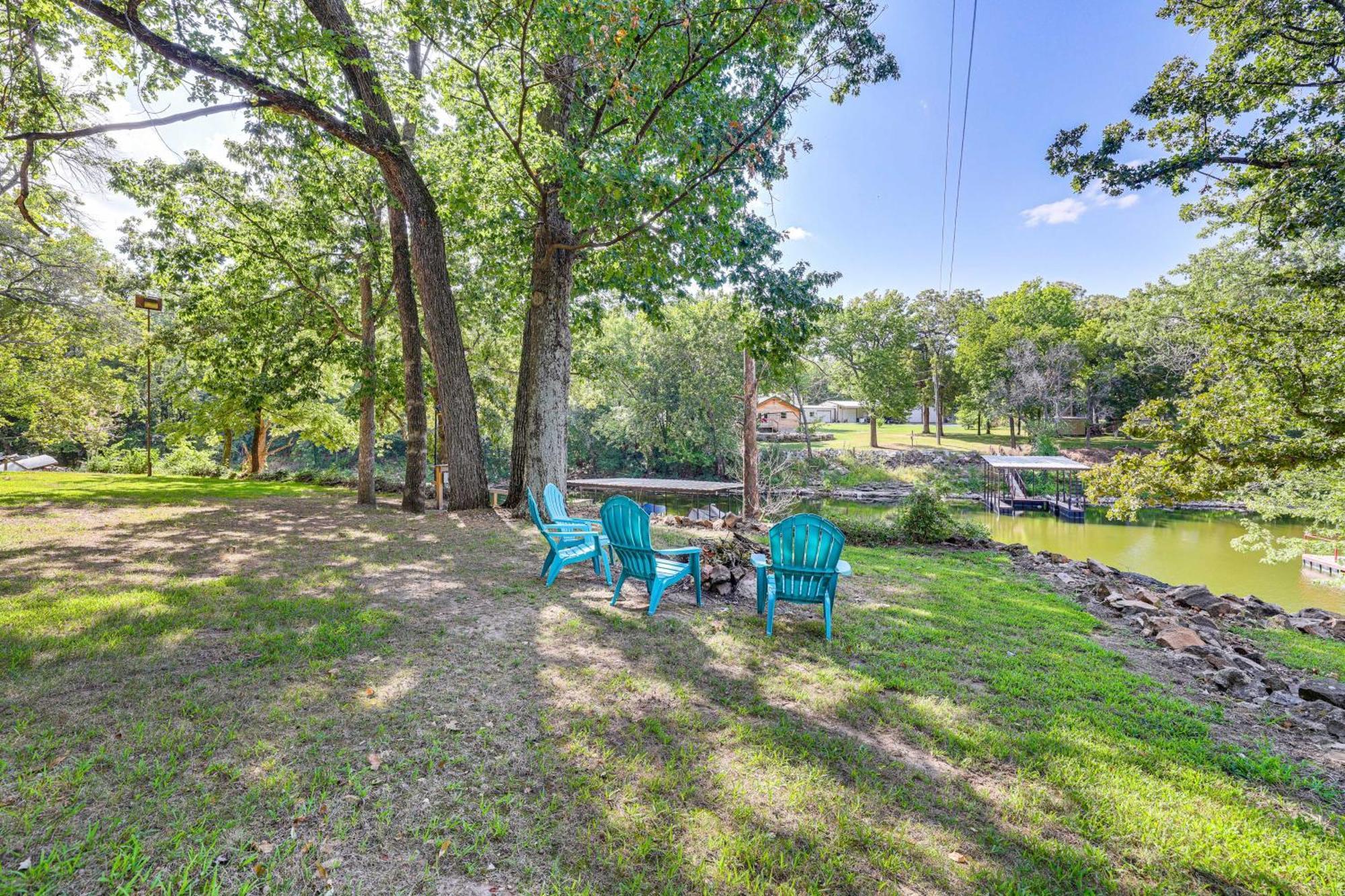Grove Lakefront Cabin With Water And Dock Access! エクステリア 写真